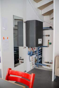 Heizungsraum unter der Treppe / Luft-Wasser-Wärmepumpe zum Heizen und Kühlen - 