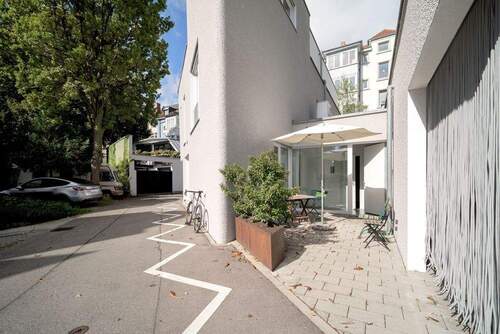 Hauseingang mit Carportstellplatz auf der rechten Seite - 5 Zimmer Doppelhaushälfte zum Kaufen in Konstanz