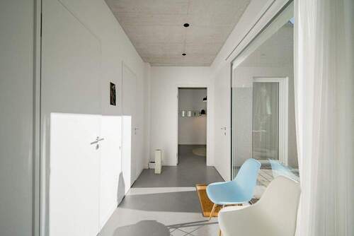 Eingangsbereich mit Blick ins Gästezimmer - Doppelhaushälfte mit 155,00 m&sup2; in Konstanz zum Kaufen