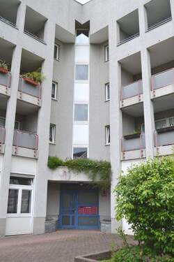 Lindenallee 13 - barrierefreier Eingangsbereich im begrünten Innenhof - 3 Zimmer Etagenwohnung zur Miete in Baunatal