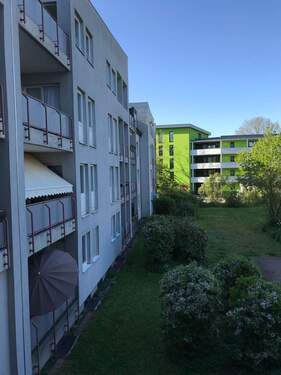 Lindenallee 13: Blick vom Balkon in den begrünten Innenhof (Südbalkon) - 3 Zimmer Etagenwohnung in Baunatal