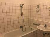 innenliegendes Badezimmer (Beispiel) mit Wanne und hellen Wandfliesen - Etagenwohnung mit 80,30 m² in Baunatal zur Miete