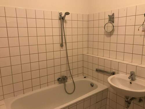 innenliegendes Badezimmer (Beispiel) mit Wanne und hellen Wandfliesen - Etagenwohnung mit 80,30 m² in Baunatal zur Miete
