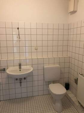 Bad (Beispiel) mit Toilette, weiße Wand- und Bodenfliesen - 