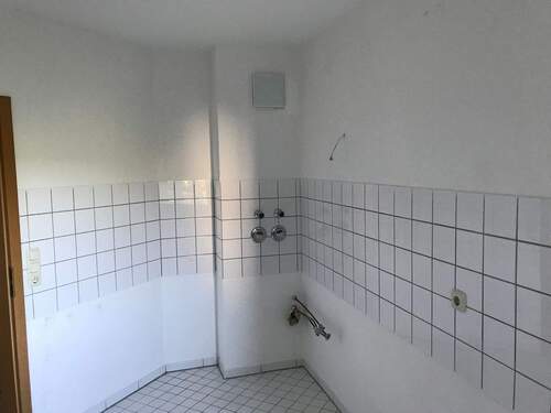 Küche (Beispiel) mit weißem Fliesenspiegel und hellen Bodenfliesen - 