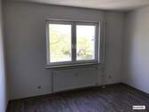 Kinderzimmer (Beispiel) mit Blick zum Fenster, helle Wände und hellem Bodenbelag (Muster) - 