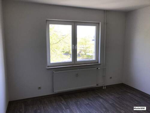 Kinderzimmer (Beispiel) mit Blick zum Fenster, helle Wände und hellem Bodenbelag (Muster) - 
