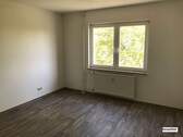 Schlafzimmer (Beispiel) mit Blick zum Fenster. Helle Wände und hellem Bodenbelag - 