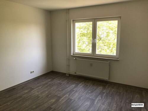 Schlafzimmer (Beispiel) mit Blick zum Fenster. Helle Wände und hellem Bodenbelag - 