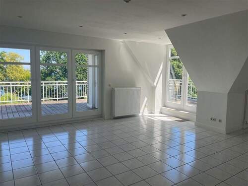 Wohnzimmer - 5 Zimmer Etagenwohnung in Schwerin