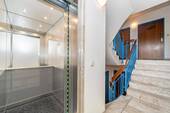 Aufzug und Treppenhaus - 