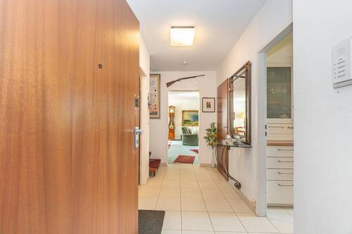 Wohnungstüre mit Flur - 