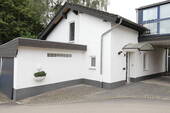 Hausfront und Eingangsbereich - 4 Zimmer Einfamilienhaus zum Kaufen in Viersen