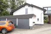 Giebelseite und Blick auf die drei Garagen - 4 Zimmer Einfamilienhaus in Viersen