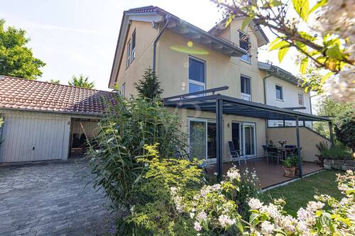 Ansicht mit Terrasse - 