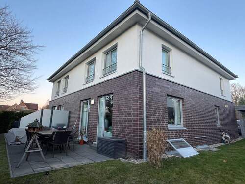 Außenansicht - Familiennest in HH-Lemsahl - 2.250,00&nbsp;EUR Kaltmiete, ca.&nbsp; 125,00&nbsp;m&sup2;&nbsp;Wohnfl&auml;che
