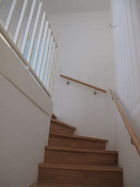 Treppe ins Obergeschoss - 4 Zimmer Doppelhaushälfte in Hamburg