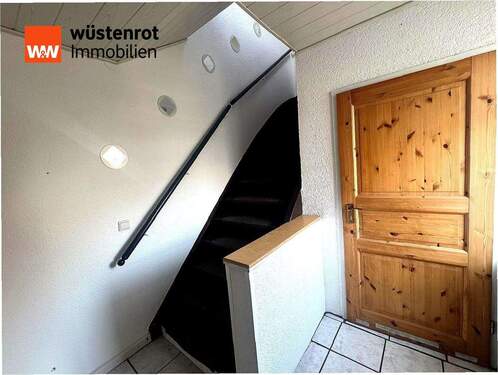 Eingangsbereich mit Garderobe - 4 Zimmer Etagenwohnung zum Kaufen in Herne