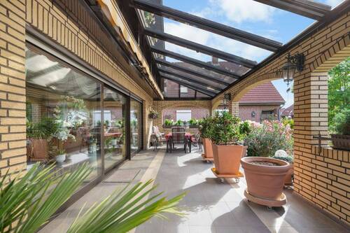 Überdachte Terrasse - 8 Zimmer Einfamilienhaus zum Kaufen in Langenhagen