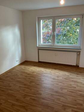 Schlafzimmer mit Vinylboden in Holzoptik - 3 Zimmer Etagenwohnung zur Miete in Bad Nauheim