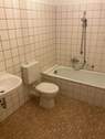 Bad mit beigen Bodenfliesen und weißen Wandfliesen - Etagenwohnung mit 81,50 m² in Bad Nauheim zur Miete