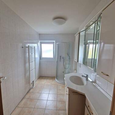 Bad.jpg - Etagenwohnung mit 83,00 m&sup2; in Oberursel zum Kaufen