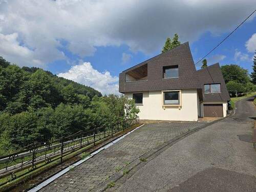 Seitenansicht mit Parkfläche - 