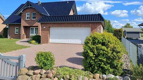 Straßenansicht - Schönes gepflegtes Einfamilienhaus in Altenpleen OT Nisdorf - von privat