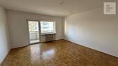 Wohnzimmer (1) - Geräumige 4-Zimmer-Wohnung in Burgkirchen sucht neuen Eigentümer!