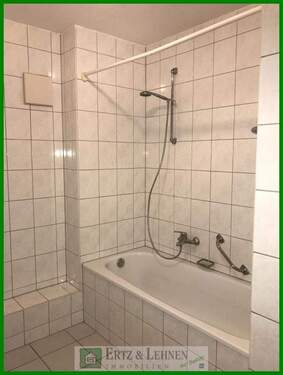 Badezimmer mit Badewanne - 
