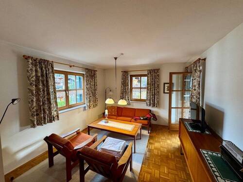 Schöner Wohnbereich mit Zugang zum Balkon - 2 Zimmer Etagenwohnung zum Kaufen in Bischofswiesen