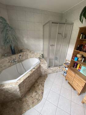 Bad mit Dusche & Wanne - 