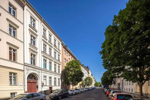 Fassade - Leer ab 072028: stilvolle 4-Zimmer-Altbauwohnung, Toplage Berlin-Mitte - nahe Rosa-Luxemburg-Platz!