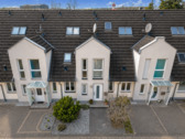 Vorderansicht - Einziehen & wohlfühlen: Gepflegtes Reihenmittelhaus mit Charme!