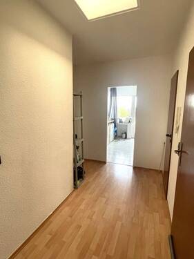 Eingangsflur mit Blick zur Wohnküche - 