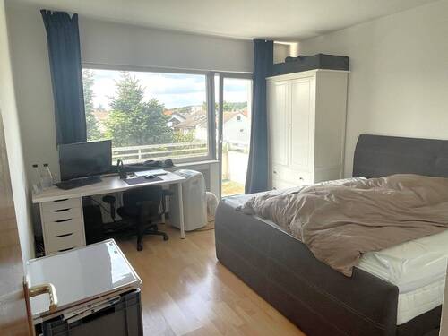 Geräumiger Schlafraum mit Ausgang auf Westbalkon - 