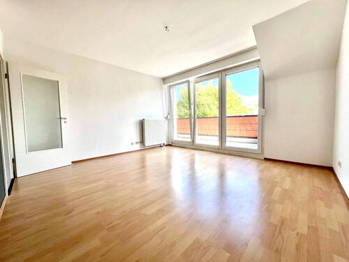 Bild 1 - 2 Zimmer mit Licht, Luft & Ruhe - renovierte 65 qm mit Loggia + 13 qm Spitzboden + Stellplatz