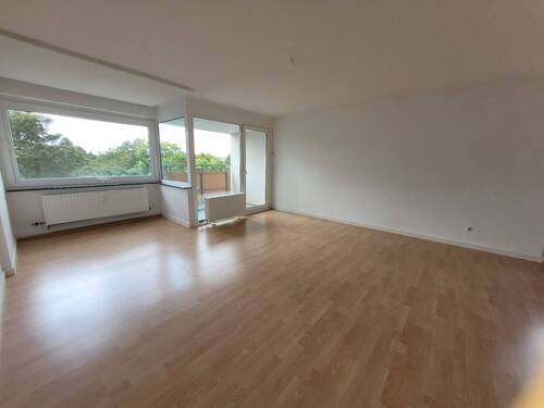Einblick Wohnzimmer mit Balkon - 