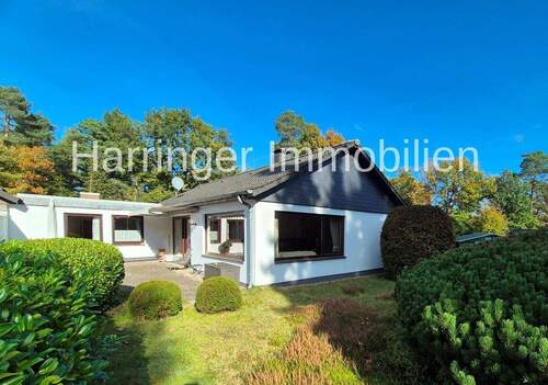 Hausansicht - Ruhige Lage im Grünen gewünscht? Ebenerdiger Bungalow auf hellem Grundstück oder neue Bebauung