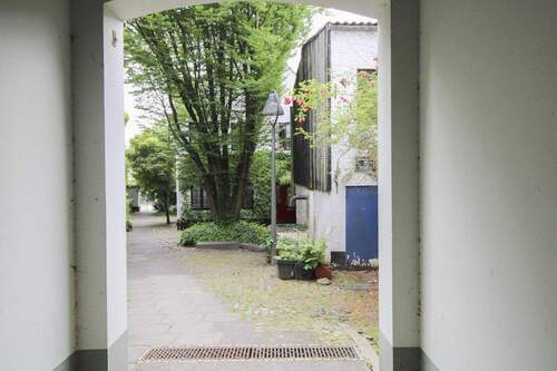 Durchgang zur Hauseingangstür und Innenhof - 
