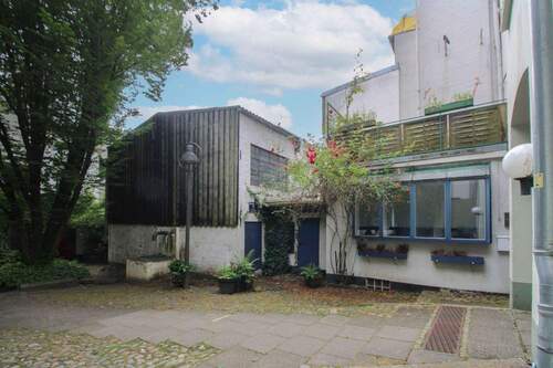 Seitenansicht m. Nebengebäude - 