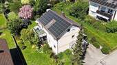 Hausansicht mit Photovoltaik Süden - Ihr neues Zuhause: 3 Familien Wohnhaus mit Garten, Terrasse und vielseitigen Nutzungsmöglichkeiten