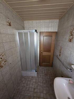 2. Bad 1.Etage Dusche 2 - 