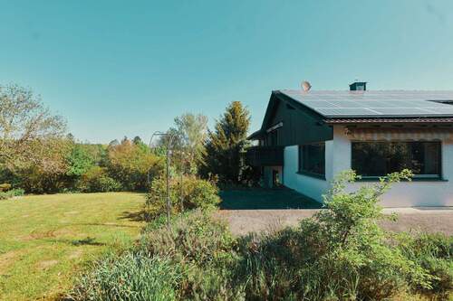 Objektansicht mit Terrasse und Garten - 