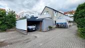 Hausansicht mit Carport - 