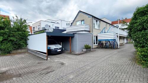 Hausansicht mit Carport - 