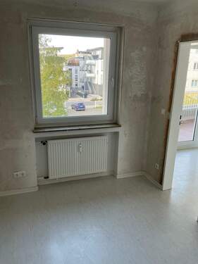 Schlafzimmer mit hellgrauem Boden - 2 Zimmer Etagenwohnung in Bad Nauheim
