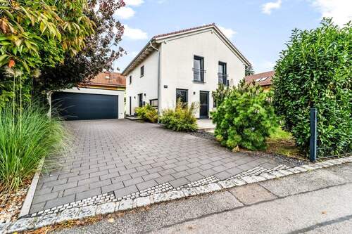 Hausansicht - Durchdacht bis ins Detail: familienfreundlich geplant, hochwertige Ausstattung, viel Platz zum Leben