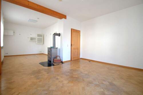 Wohnbereich mit Schwedenofen - 1 Zimmer Mehrfamilienhaus, Wohnhaus in Stuttgart