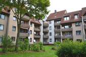 Theodor-Heuss-Allee 11; 13; 15 - Blick über den begrünten Innenhof auf die rückseitige Fassade der mehrgeschossigen Wohngebäude - Gemütliche 2,5-Zimmerwohnung in zentraler Lage von Altenbauna
